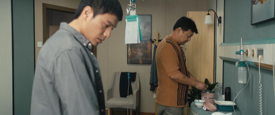 满屏找爸爸：《旁观者》里的代际隔阂与亲情迷思